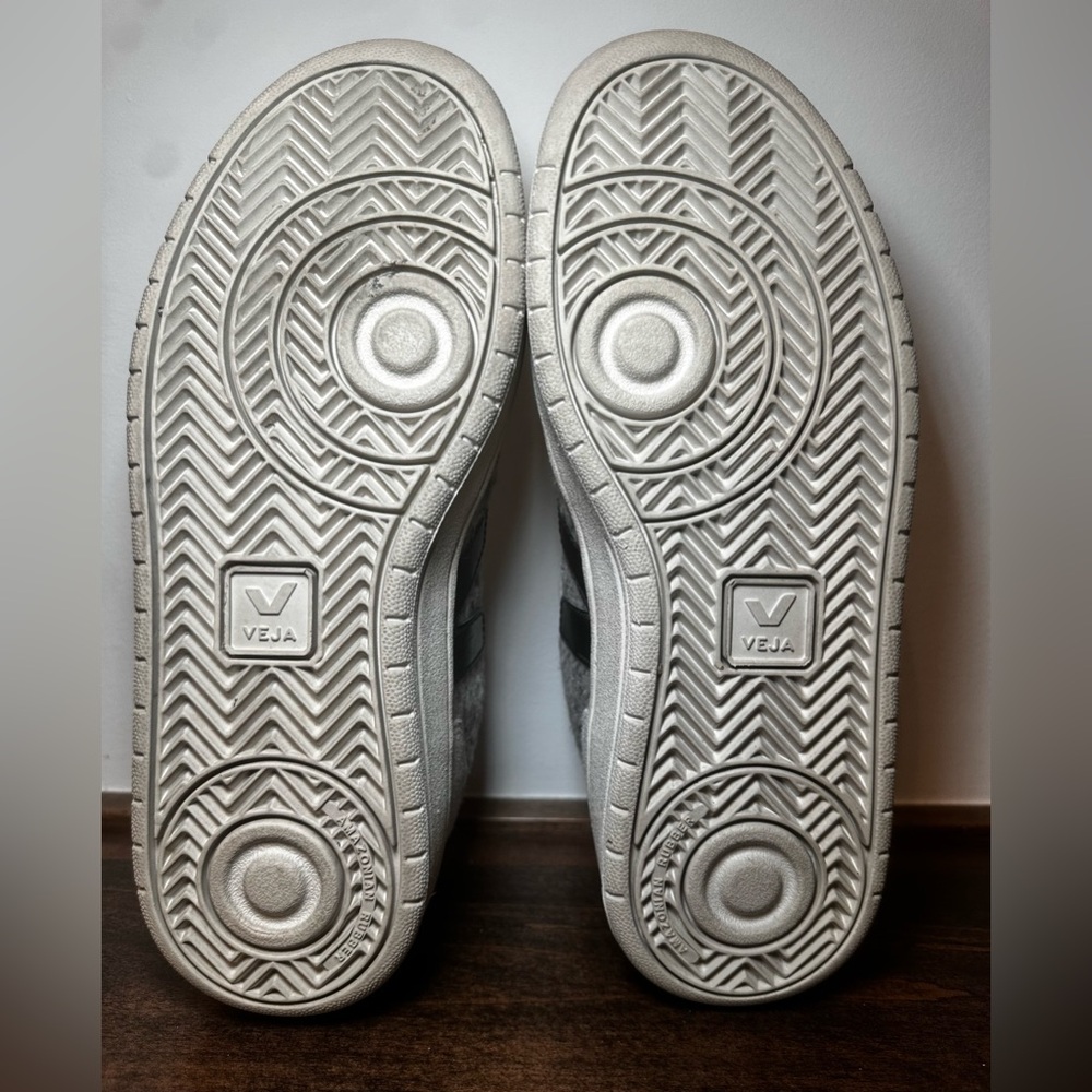 Veja Women’s V10 Snow/Black Flannel & Suede Sneaker - Picture 12 of 16